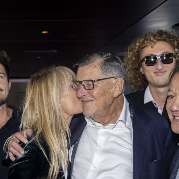 Exclusif - Vincent Niclo, Isabelle Camus et son père Jean-Claude Camus, Joalukas Noah, Dinh Thien Ngo - Anniversaire pour ses 85 ans de Jean-Claude Camus avec ses proches et sa famille sur la péniche "Bel Ami" à Paris. Le 29 octobre 2023 © Cyril Moreau / Bestimage 