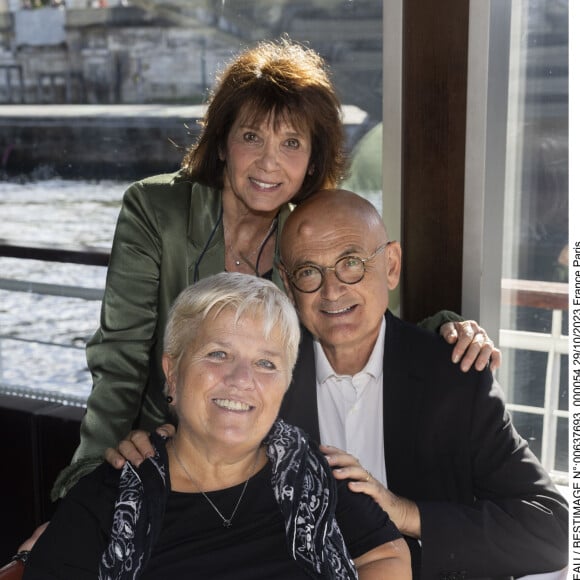 Exclusif -Stéphanie Fugain, Mimie Mathy et son mari Benoist Gérard - Anniversaire pour ses 85 ans de Jean-Claude Camus avec ses proches et sa famille sur la péniche "Bel Ami" à Paris. Le 29 octobre 2023 © Cyril Moreau / Bestimage