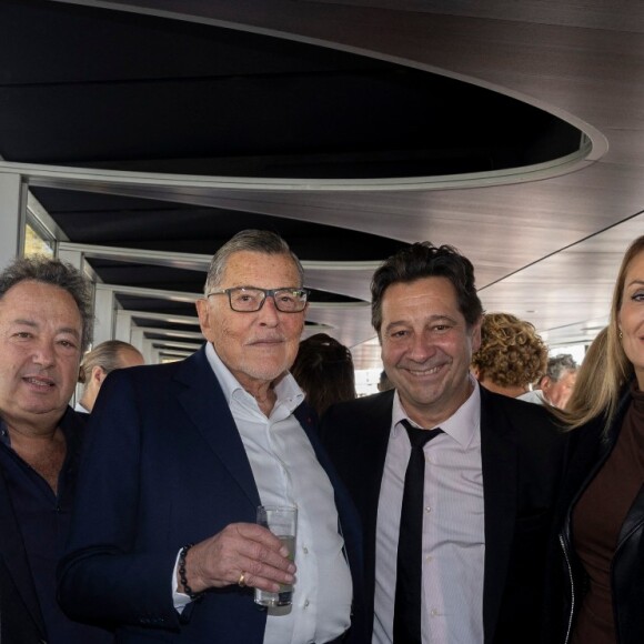 Exclusif - Karine Jeanjean, Catherine Battner, Frédéric Jérôme (Directeur du Casino de Paris), Jean-Claude Camus, Laurent Gerra et sa femme Christelle Bardet, Eric Jeanjean - Anniversaire pour ses 85 ans de Jean-Claude Camus avec ses proches et sa famille sur la péniche "Bel Ami" à Paris. Le 29 octobre 2023 © Cyril Moreau / Bestimage
