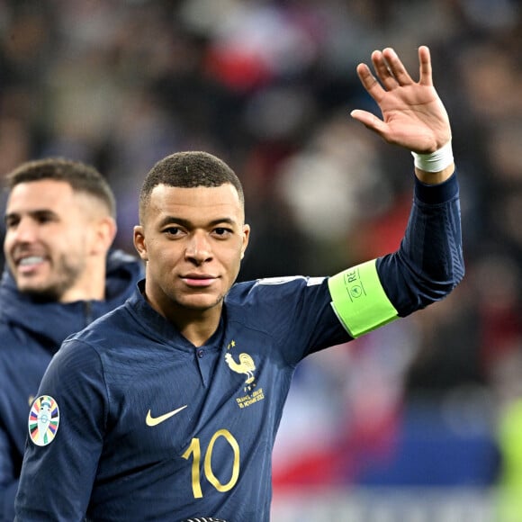 Kylian Mbappé a aussi contribué aux 14 buts de la soirée de tous les records
Kylian Mbappé durant le match de football de phase de groupes de l'Euro 2024, France contre Gibraltar, à l'Allianz Riviera à Nice, le 18 novembre 2023. Déjà qualifiée pour l'Euro-2024, la France a battu Gibraltar 14 à 0. C'est la plus large victoire de l'histoire des Bleus. Ils se sont imposés grâce notamment à un triplé de Kylian Mbappé et des doublés de Kingsley Coman et Olivier Giroud. Warren Zaïre-Emery, qui a fait ses grands débuts en Bleu à 17 ans, 8 mois et 10 jours, le plus jeune joueur à revêtir le maillot bleu depuis 1911, a été l'auteur du 3eme but. Le milieu de terrain n'a profité qu'un quart d'heure de sa première sélection en équipe de France, à 17 ans, ayant été contraint de sortir prématurément, blessé à la cheville juste après avoir marqué son premier but avec les Bleus. © Bruno Bebert / Bestimage 