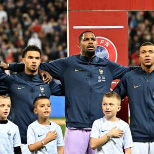 Warren Zaïre-Emery, Mike Maignan et Kylian Mbappé durant la match de football de phase de groupes de l'Euro 2024, France contre Gibraltar, à l'Allianz Riviera à Nice, le 18 novembre 2023. Déjà qualifiée pour l'Euro-2024, la France a battu Gibraltar 14 à 0. C'est la plus large victoire de l'histoire des Bleus. Ils se sont imposés grâce notamment à un triplé de Kylian Mbappé et des doublés de Kingsley Coman et Olivier Giroud. Warren Zaïre-Emery, qui a fait ses grands débuts en Bleu à 17 ans, 8 mois et 10 jours, le plus jeune joueur à revêtir le maillot bleu depuis 1911, a été l'auteur du 3eme but. Le milieu de terrain n'a profité qu'un quart d'heure de sa première sélection en équipe de France, à 17 ans, ayant été contraint de sortir prématurément, blessé à la cheville juste après avoir marqué son premier but avec les Bleus. © Bruno Bebert / Bestimage 