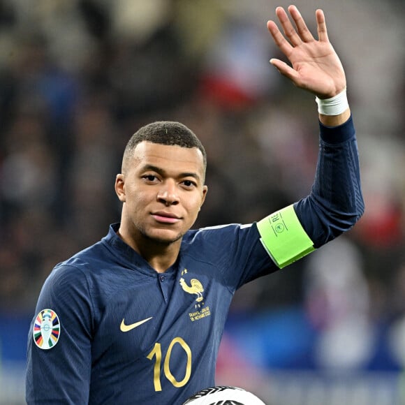 Kylian Mbappé durant la match de football de phase de groupes de l'Euro 2024, France contre Gibraltar, à l'Allianz Riviera à Nice, le 18 novembre 2023. Déjà qualifiée pour l'Euro-2024, la France a battu Gibraltar 14 à 0. C'est la plus large victoire de l'histoire des Bleus. Ils se sont imposés grâce notamment à un triplé de Kylian Mbappé et des doublés de Kingsley Coman et Olivier Giroud. Warren Zaïre-Emery, qui a fait ses grands débuts en Bleu à 17 ans, 8 mois et 10 jours, le plus jeune joueur à revêtir le maillot bleu depuis 1911, a été l'auteur du 3eme but. Le milieu de terrain n'a profité qu'un quart d'heure de sa première sélection en équipe de France, à 17 ans, ayant été contraint de sortir prématurément, blessé à la cheville juste après avoir marqué son premier but avec les Bleus. © Bruno Bebert / Bestimage 