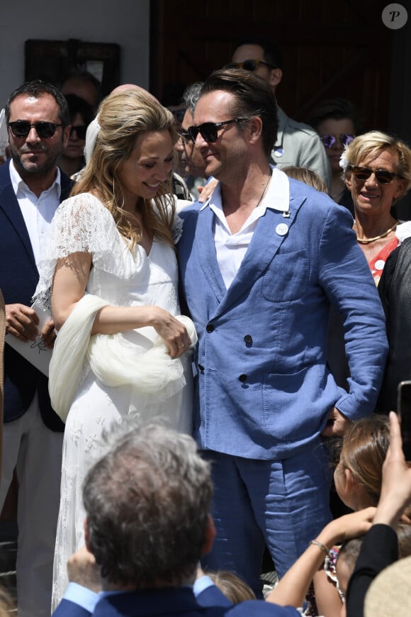 Bernard Montiel - Mariage de Laura Smet et Raphaël Lancrey-Javal à l'église Notre-Dame des Flots au Cap-Ferret le jour de l'anniversaire de son père Johnny Hallyday le 15 juin 2019.