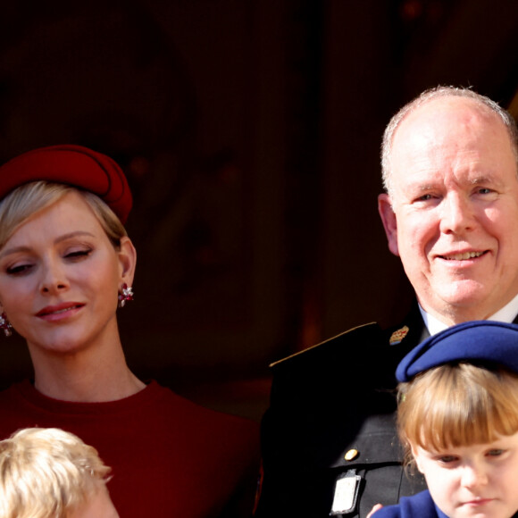 Tous sont ensuite apparus au balcon. 
Le prince Albert II et la princesse Charlene de Monaco, et leurs enfants le prince Jacques et la princesse Gabriella - La famille princière de Monaco au balcon du palais, à l'occasion de la Fête Nationale de Monaco. Le 19 novembre 2023 © Dominique Jacovides-Bruno Bebert / Bestimage 