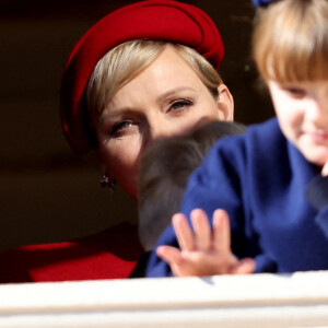 La princesse Charlene et la princesse Gabriella de Monaco - La famille princière de Monaco au balcon du palais, à l'occasion de la Fête Nationale de Monaco. Le 19 novembre 2023 © Dominique Jacovides-Bruno Bebert / Bestimage 