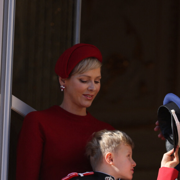 Le prince Albert II et la princesse Charlene de Monaco, et leurs enfants le prince Jacques et la princesse Gabriella - La famille princière de Monaco au balcon du palais, à l'occasion de la Fête Nationale de Monaco. Le 19 novembre 2023 © Dominique Jacovides-Bruno Bebert / Bestimage 