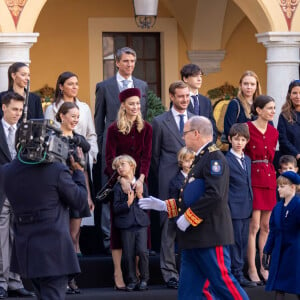 Le prince Albert II et la princesse Charlene de Monaco, leurs enfants le prince Jacques et la princesse Gabriella, Marie Chevallier et son mari Louis Ducruet, la princesse Alexandra de Hanovre, Pierre Casiraghi, sa femme Beatrice Borromeo et leurs enfants Stefano et Francesco, Charlotte Casiraghi et son fils Raphael Elmaleh, Tatiana Santo Domingo, son mari Andrea Casiraghi et leurs enfants India, Maximilian et Sacha - La famille princière monégasque dans la cour d'honneur du palais lors de la la fête nationale à Monaco, le 19 novembre 2023. La famille princière monégasque assiste à la prise d'armes, puis à la cérémonie de remise des médailles et à un défilé militaire sur la place du palais princier. © Olivier Huitel / Pool Monaco / Bestimage 