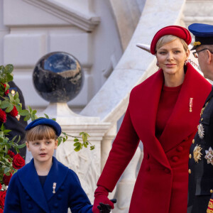 La princesse Gabriella, la princesse Charlene et le prince Albert II de Monaco, la princesse Stéphanie de Monaco - La famille princière monégasque dans la cour d'honneur du palais lors de la la fête nationale à Monaco, le 19 novembre 2023. La famille princière monégasque assiste à la prise d'armes, puis à la cérémonie de remise des médailles et à un défilé militaire sur la place du palais princier. © Olivier Huitel / Pool Monaco / Bestimage 