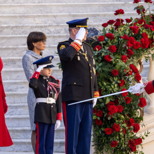 La princesse Gabriella, la princesse Charlene, le prince Jacques et le prince Albert II de Monaco, la princesse Stéphanie de Monaco - La famille princière monégasque dans la cour d'honneur du palais lors de la la fête nationale à Monaco, le 19 novembre 2023. La famille princière monégasque assiste à la prise d'armes, puis à la cérémonie de remise des médailles et à un défilé militaire sur la place du palais princier. © Olivier Huitel / Pool Monaco / Bestimage 