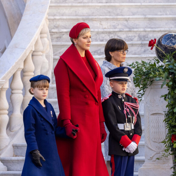 La princesse Gabriella, la princesse Charlene, le prince Jacques et le prince Albert II de Monaco, la princesse Stéphanie de Monaco - La famille princière monégasque dans la cour d'honneur du palais lors de la la fête nationale à Monaco, le 19 novembre 2023. La famille princière monégasque assiste à la prise d'armes, puis à la cérémonie de remise des médailles et à un défilé militaire sur la place du palais princier. © Olivier Huitel / Pool Monaco / Bestimage 