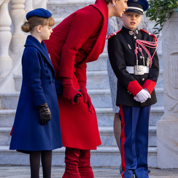 Avec ses petites Louboutin à talons hauts, elle était très élégante, en tout cas, dimanche !
La princesse Gabriella, la princesse Charlene, le prince Jacques de Monaco, la princesse Stéphanie de Monaco - La famille princière monégasque dans la cour d'honneur du palais lors de la la fête nationale à Monaco, le 19 novembre 2023. La famille princière monégasque assiste à la prise d'armes, puis à la cérémonie de remise des médailles et à un défilé militaire sur la place du palais princier. © Olivier Huitel / Pool Monaco / Bestimage 