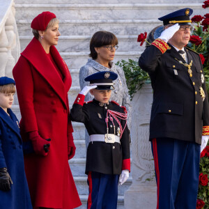 La princesse Gabriella, la princesse Charlene, le prince Jacques et le prince Albert II de Monaco, la princesse Stéphanie de Monaco - La famille princière monégasque dans la cour d'honneur du palais lors de la la fête nationale à Monaco, le 19 novembre 2023. La famille princière monégasque assiste à la prise d'armes, puis à la cérémonie de remise des médailles et à un défilé militaire sur la place du palais princier. © Olivier Huitel / Pool Monaco / Bestimage 