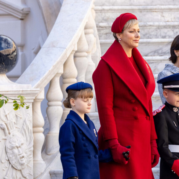 La princesse Gabriella, la princesse Charlene, le prince Jacques et le prince Albert II de Monaco, la princesse Caroline de Hanovre et la princesse Stéphanie de Monaco - La famille princière monégasque dans la cour d'honneur du palais lors de la la fête nationale à Monaco, le 19 novembre 2023. La famille princière monégasque assiste à la prise d'armes, puis à la cérémonie de remise des médailles et à un défilé militaire sur la place du palais princier. © Olivier Huitel / Pool Monaco / Bestimage 