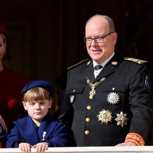 Le prince Albert II de Monaco et sa fille la princesse Gabriella - La famille princière de Monaco au balcon du palais, à l'occasion de la Fête Nationale de Monaco. Le 19 novembre 2023 © Dominique Jacovides-Bruno Bebert / Bestimage 