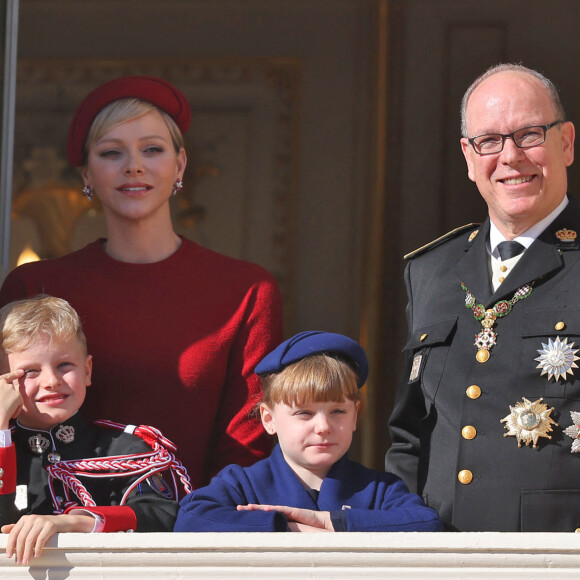 Le prince Albert II et la princesse Charlene de Monaco, et leurs enfants le prince Jacques et la princesse Gabriella - La famille princière de Monaco au balcon du palais, à l'occasion de la Fête Nationale de Monaco. Le 19 novembre 2023 © Dominique Jacovides-Bruno Bebert / Bestimage 