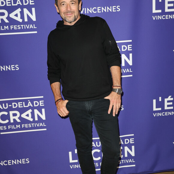 Semi-exclusif - Patrick Bruel - Festival de Vincennes "Au dela de l'écran" le 19 Novembre 2023. Du 16 au 19 novembre s'est tenue à Vincennes la 5ème biennale du festival " Au delà de l'écran ". L'édition de cette année était dédiée aux acteurs français qui se sont illustrés à l'étranger. Le festival s'est ouvert par un ballet urbain sur le thème de l'Opéra de Quat'sous revisité par 140 danseurs de l'académie Arts en mouvement. JJ. Annaud était l'invité d'honneur de cette soirée d'ouverture, et après une remise de la médaille de la ville par Madame le Maire C. Libert-Albanel, il a donné une masterclass animée par Vincent Perrot , suivie de la projection de son film culte " Le nom de la rose " en version remasteurisée. Le film ressortira sur les écrans le 24 février 2024. Vendredi 17, Jacques Perrin a été mis à l'honneur par C.-Gavras qui a évoqué les grands moments de sa carrière et présenté le film espagnol " Le chevalier à la rose rouge " de Steno, en présence des enfants du cinéaste Mathieu Simonet, Lancelot Perrin et Maxence Perrin, et de ses proches collaborateurs de chez Galatée Films. Samedi 18, un hommage à Jean-Louis Trintignant a été célébré en présence de son épouse M. Hoepfner-Trintignant et de son petit-fils L. Othnin-Girard. Après l'inauguration d'une plaque au 108 rue de Montreuil à Vincennes, maison que J-Louis Trintignant habita dans les années 50, I. Jacob a fait une lecture de poèmes mis en musique par D. Mille, suivie de la projection du film " Trois Couleurs - Rouge " de K. Kieslowski, sorti en 1994. Pour la séance du soir, P. Bruel et L. Riso sont venus présenter le film italien " Una famiglia ". Présenté en 2017 à la Mostra de Venise, ce film qui traite du trafic de nouveau-nés reste inédit en France. Dimanche 19, S. Bonnaire est venue présenter son film " J'enrage de son absence ", sorti en 2012 avec W. Hurt et A. Lamy. S. Bonnaire a dédié cette séance à sa maman, décédée il y a quelques mois. Et le festival s'est clôturé en présence de son parrain P. Richard. Après une surprise musicale par son fils O. Defaÿs et sa petite-fille M. Defaÿs, A. Chauveau, Directrice Générale déléguée de l'INA, lui a remis la Distinction Numérique rassemblant tous ses passages télévision et radio depuis le début de sa carrière. Plus de 140 heures de programme ! Le comédien a ensuite présenté le film italien inédit en France " L'angelo dei muri " avec le réalisateur Lorenzo Bianchini. Pour A. Chauveau, Directrice générale déléguée de l'INA, " Pierre Richard, au talent multiforme d'acteur, de réalisateur et de producteur, nous entraine depuis des décennies dans son univers fantaisiste, poétique et politique. C'est parce qu'il a marqué de son empreinte notre mémoire collective que l'INA a souhaité lui remettre ce prix si singulier. " La distinction numérique a été créée par l'INA afin de rendre hommage aux personnalités qui participent à l'enrichissement du patrimoine audiovisuel, numérique et culturel français. © Coadic Guirec/Bestimage