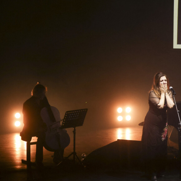 Exclusif - Agnès Jaoui lors du concert hommage à la chanteuse Barbara "Du bout des lèvres" , conçu par l’INA, sur la scène du Grand Rex à Paris le 18 septembre 2023. Les stars ont repris le répertoire de Barbara dans un concert-hommage servi par des images d'archives de l'Ina. © Jack Tribeca / Bestimage