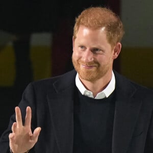 Souriant mais semblant contrarié, le prince a donné le coup d'envoi avant de retrouver Meghan et ses 40 000 euros de bijoux ! 
Prince Harry - Match de hockey entre les Vancouver Canucks and San Jose Sharks à Vancouver.