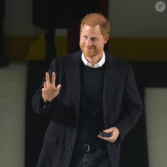 Souriant mais semblant contrarié, le prince a donné le coup d'envoi avant de retrouver Meghan et ses 40 000 euros de bijoux ! 
Prince Harry - Match de hockey entre les Vancouver Canucks and San Jose Sharks à Vancouver.