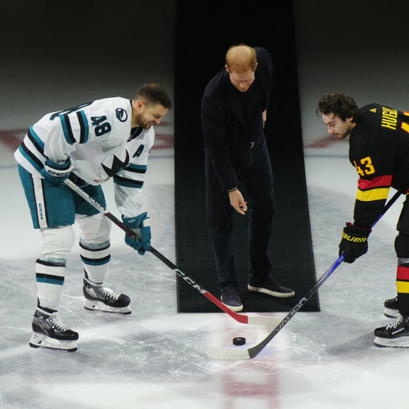 Une apparition surprise dans la bonne humeur pour le couple.
Prince Harry - Match de hockey entre les Vancouver Canucks and San Jose Sharks à Vancouver. 