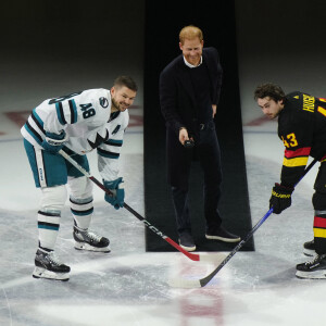 Moins déchaîné que sa femme, le prince Harry était venu pour soutenir les Invictus Games, qu'il aime tant.
Prince Harry - Match de hockey entre les Vancouver Canucks and San Jose Sharks à Vancouver. 