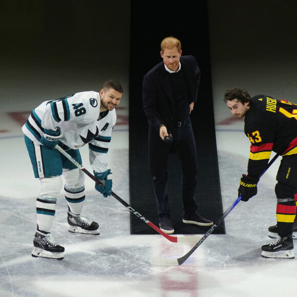La prochaine fois, ils les emmèneront peut-être pour découvrir le hockey ! 
Prince Harry - Match de hockey entre les Vancouver Canucks and San Jose Sharks à Vancouver. 