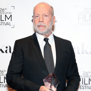 Pour rappel, Bruce Willis est atteint de démence et ne peut quasiment plus s'exprimer.
Bruce Willis à la 2ème soirée annuelle Luminere Award de M. Night Shyamalan au 26ème Festival du Film de Philadelphie