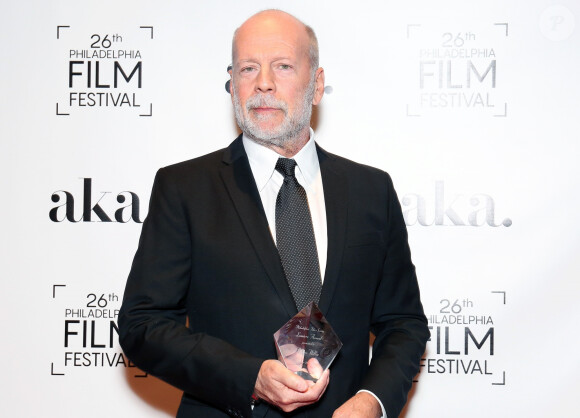 Pour rappel, Bruce Willis est atteint de démence et ne peut quasiment plus s'exprimer.
Bruce Willis à la 2ème soirée annuelle Luminere Award de M. Night Shyamalan au 26ème Festival du Film de Philadelphie