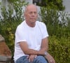 Il a mis un terme à sa carrièrre en mars 2022.
Exclusif - Bruce Willis est assis pieds nus sur un rocher et regarde passer les voitures sur Sunset Boulevard à Los Angeles, le 22 septembre 2019. Il porte un jean et un t-shirt blanc. 