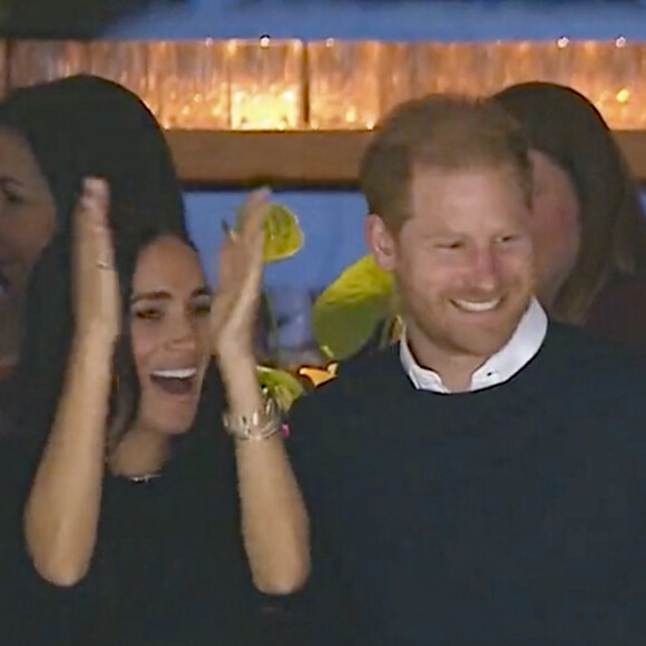 Comme quoi même avec 40 000 euros de bijoux sur elle (oui, oui), Meghan Markle est une femme presque comme toutes les autres !
Le prince Harry, duc de Sussex et Meghan Markle, duchesse de Sussex, assistent au match de hockey des Canucks de Vancouver, Colombie-Britannique, Canada, le 20 novembre 2023. Harry a effectué la mise au jeu cérémonielle, puis le couple a regardé le match depuis la loge des propriétaires. 