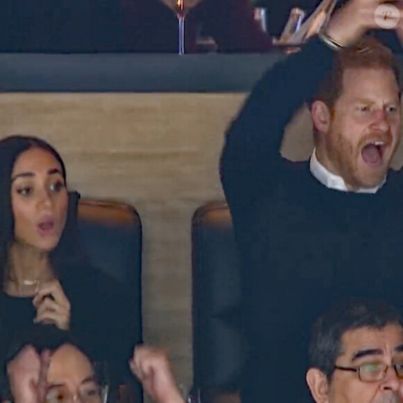 Le prince Harry, duc de Sussex et Meghan Markle, duchesse de Sussex, assistent au match de hockey des Canucks de Vancouver, Colombie-Britannique, Canada, le 20 novembre 2023. Harry a effectué la mise au jeu cérémonielle, puis le couple a regardé le match depuis la loge des propriétaires. 