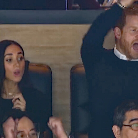 Le prince Harry, duc de Sussex et Meghan Markle, duchesse de Sussex, assistent au match de hockey des Canucks de Vancouver, Colombie-Britannique, Canada, le 20 novembre 2023. Harry a effectué la mise au jeu cérémonielle, puis le couple a regardé le match depuis la loge des propriétaires. 