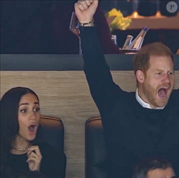 Le prince Harry, duc de Sussex et Meghan Markle, duchesse de Sussex, assistent au match de hockey des Canucks de Vancouver, Colombie-Britannique, Canada, le 20 novembre 2023. Harry a effectué la mise au jeu cérémonielle, puis le couple a regardé le match depuis la loge des propriétaires. 