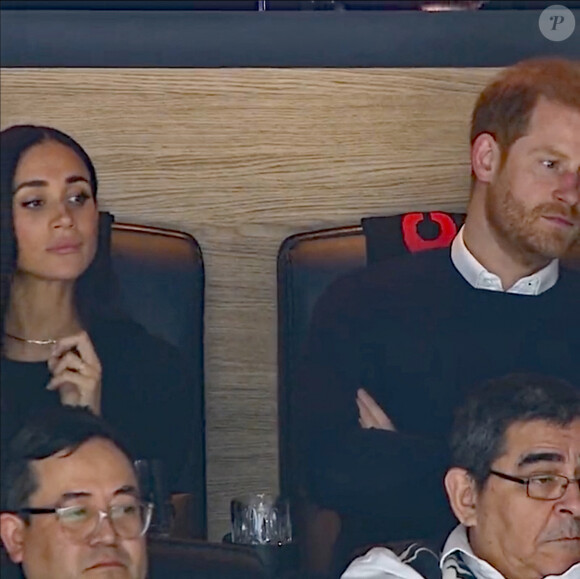 Après avoir donné le coup d'envoi, Harry a rejoint Meghan dans les loges pour profiter de la rencontre
Le prince Harry, duc de Sussex et Meghan Markle, duchesse de Sussex, assistent au match de hockey des Canucks de Vancouver, Colombie-Britannique, Canada, le 20 novembre 2023. Harry a effectué la mise au jeu cérémonielle, puis le couple a regardé le match depuis la loge des propriétaires. 