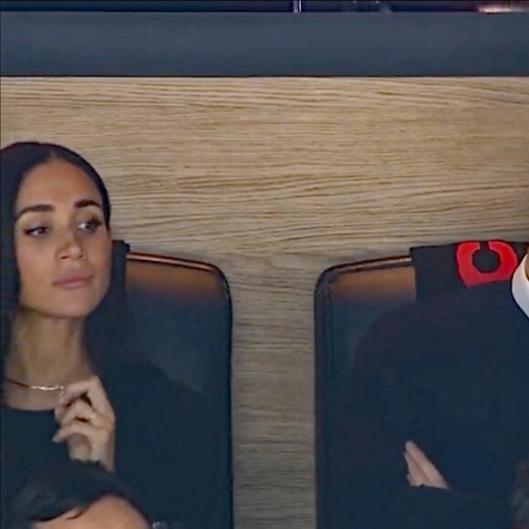Après avoir donné le coup d'envoi, Harry a rejoint Meghan dans les loges pour profiter de la rencontre
Le prince Harry, duc de Sussex et Meghan Markle, duchesse de Sussex, assistent au match de hockey des Canucks de Vancouver, Colombie-Britannique, Canada, le 20 novembre 2023. Harry a effectué la mise au jeu cérémonielle, puis le couple a regardé le match depuis la loge des propriétaires. 