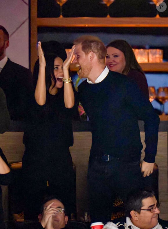 Le prince Harry, duc de Sussex et Meghan Markle, duchesse de Sussex, assistent au match de hockey des Canucks de Vancouver, Colombie-Britannique, Canada, le 20 novembre 2023. Harry a effectué la mise au jeu cérémonielle, puis le couple a regardé le match depuis la loge des propriétaires. 