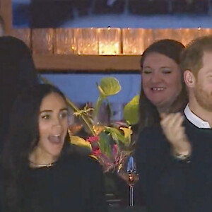 Elle s'est même autorisée une danse de la victoire après un but des Canucks, équipe qu'ils étaient venus soutenir
Le prince Harry, duc de Sussex et Meghan Markle, duchesse de Sussex, assistent au match de hockey des Canucks de Vancouver, Colombie-Britannique, Canada, le 20 novembre 2023. Harry a effectué la mise au jeu cérémonielle, puis le couple a regardé le match depuis la loge des propriétaires. 