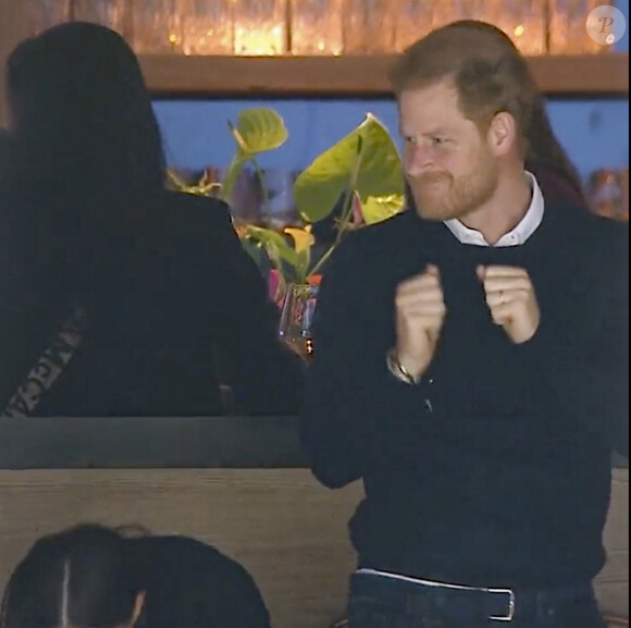 Le prince Harry, duc de Sussex et Meghan Markle, duchesse de Sussex, assistent au match de hockey des Canucks de Vancouver, Colombie-Britannique, Canada, le 20 novembre 2023. Harry a effectué la mise au jeu cérémonielle, puis le couple a regardé le match depuis la loge des propriétaires. 