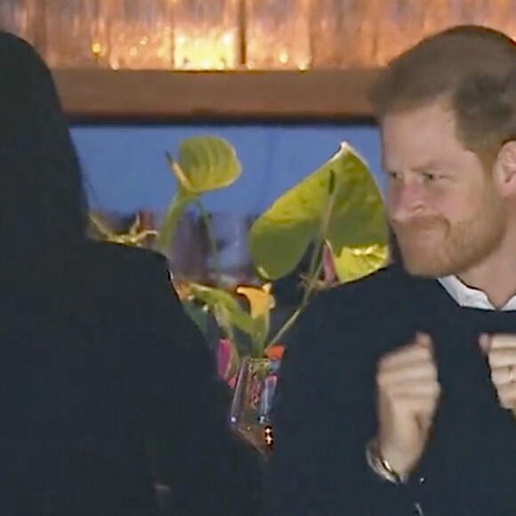 Le prince Harry, duc de Sussex et Meghan Markle, duchesse de Sussex, assistent au match de hockey des Canucks de Vancouver, Colombie-Britannique, Canada, le 20 novembre 2023. Harry a effectué la mise au jeu cérémonielle, puis le couple a regardé le match depuis la loge des propriétaires. 