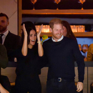 Le prince Harry, duc de Sussex et Meghan Markle, duchesse de Sussex, assistent au match de hockey des Canucks de Vancouver, Colombie-Britannique, Canada, le 20 novembre 2023. Harry a effectué la mise au jeu cérémonielle, puis le couple a regardé le match depuis la loge des propriétaires.  Prince Harry and Princess Meghan Markhle attend the Vancouver Canucks hockey game in Vancouver, BC, Canada. Harry did the ceremonial puck drop and then the pair watched the contest from the owners box. 