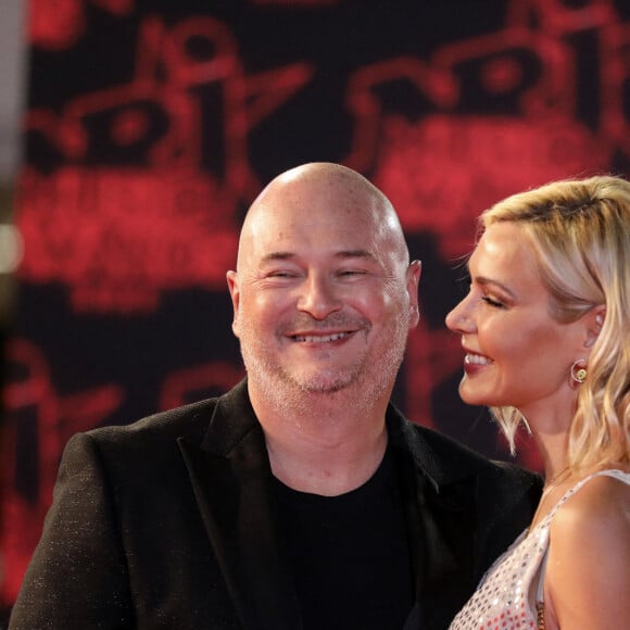 Celle qui a déposé cette plainte affirme avoir été violée à deux reprises par l'animateur.
Cauet et sa compagne Nathalie Dartois lors de la 23e édition des NRJ Music Awards 2021 au Palais des Festivals de Cannes, le 20 novembre 2021. © Dominique Jacovides/Bestimage 