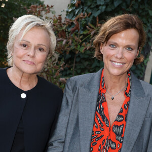 Muriel Robin et Anne Le Nen se retrouvent à l'écran. Amoureuses à la vie, elles se donnet désormais la réplique devant la caméra pour la série Master Crimes, sur TF1.
Muriel Robin et Anne Le Nen lors de l'inauguration du jardin des ambassadeurs Line Renaud à Paris. © Coadic Guirec / Bestimage