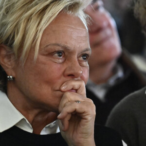 En cuisine, elles semblent visiblement tout aussi à l'aise. "Nous on adore faire la cuisine, confie Anne Le Nen. On voulait s'améliorer, apprendre."
Muriel Robin avec sa femme Anne Le Nen - Les célébrités rendent un dernier hommage au comédien Roger Louret en la salle du Magre à Monclar le 30 janvier 2023. © Thierry Breton / Panoramic / Bestimage