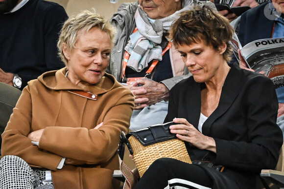Muriel Robin et sa femme Anne Le Nen en tribune lors des internationaux de France Roland Garros à Paris, France, le 25 mai 2022. © Matthieu Mirville/Zuma Press/Bestimage