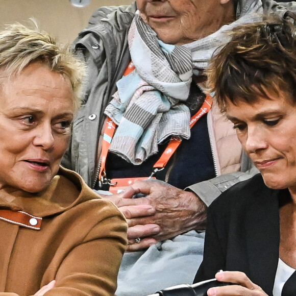 Muriel Robin et sa femme Anne Le Nen en tribune lors des internationaux de France Roland Garros à Paris, France, le 25 mai 2022. © Matthieu Mirville/Zuma Press/Bestimage