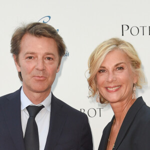 Elle apprend, actuellement, à vivre à nouveau seule.
Michèle Laroque et son compagnon François Baroin - Soirée du 90e anniversaire de Line Renaud sur le Bateau Potel et Chabot "Pavillon Seine" à Paris. © Coadic Guirec/Bestimage