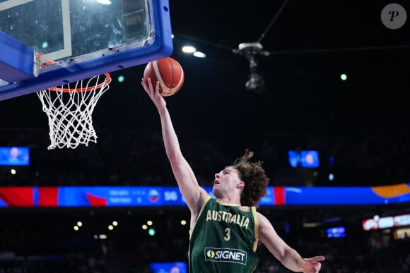 Josh Giddey avec l'Australie face à la Slovénie pendant la Coupe du monde de la FIBA 2023, à Okinawa, au Japon. (Xinhua/Zhang Xiaoyu)