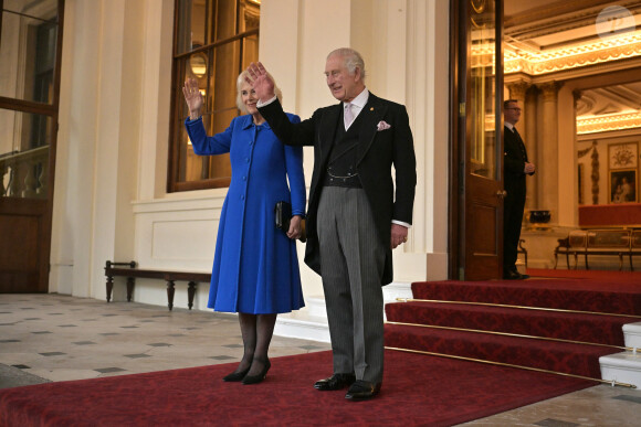Le roi Charles III d'Angleterre et Camilla Parker Bowles, reine consort d'Angleterre, saluent le président de la Corée du Sud, Yoon Suk Yeol, et sa femme Kim Keon Hee à Buckingham Palace à l'issue de sa visite d'Etat à Londres, le 23 novembre 2023. 