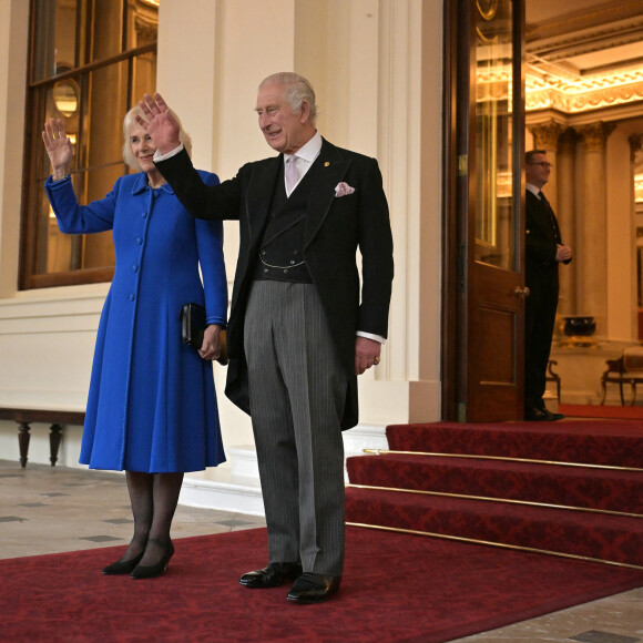 Le roi Charles III d'Angleterre et Camilla Parker Bowles, reine consort d'Angleterre, saluent le président de la Corée du Sud, Yoon Suk Yeol, et sa femme Kim Keon Hee à Buckingham Palace à l'issue de sa visite d'Etat à Londres, le 23 novembre 2023. 