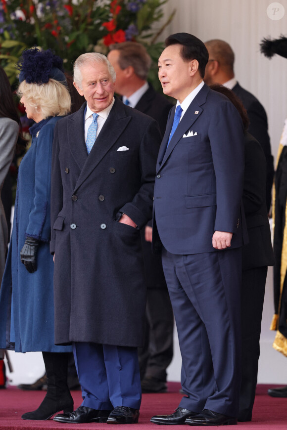 Le roi Charles III d'Angleterre, le président de la Corée du Sud, Yoon Suk Yeol - Cérémonie de bienvenue du président de la Corée du Sud à Horse Guards Parade à Londres, le 21 novembre 2023. 